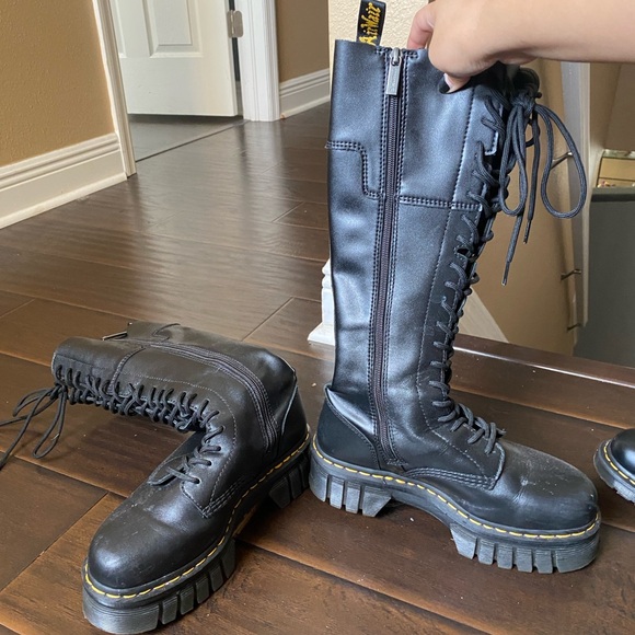 AUDRICK 20-EYE LEATHER KNEE HIGH PLATFORM BOOTS Dr martens - Picture 4 of 5